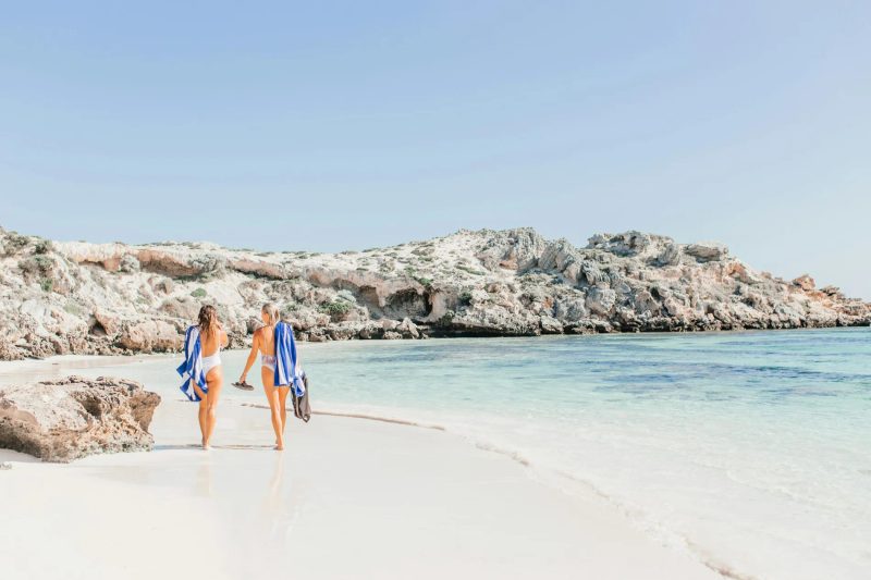 Deux femmes sur une belle plage
