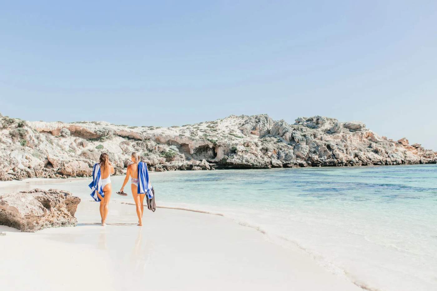 Deux femmes sur une belle plage