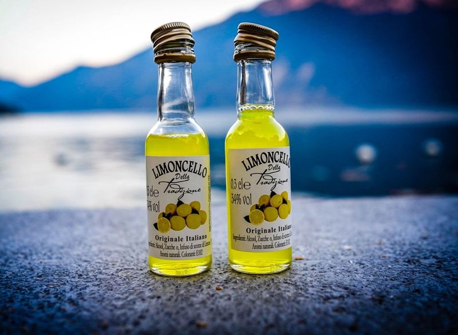 Bouteilles de limoncello, une liqueur de citron typique de la côte amalfitaine.