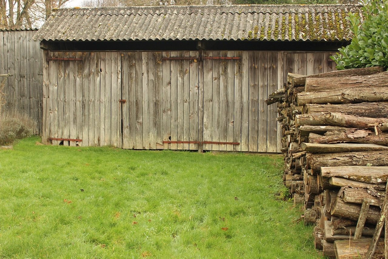 Abri de bois dans un village rural français