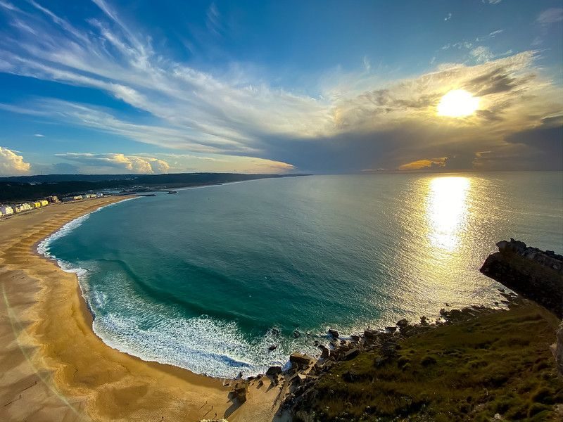 Vue panoramique depuis le miradouro do Suberco à Nazaré, Portugal, sur l