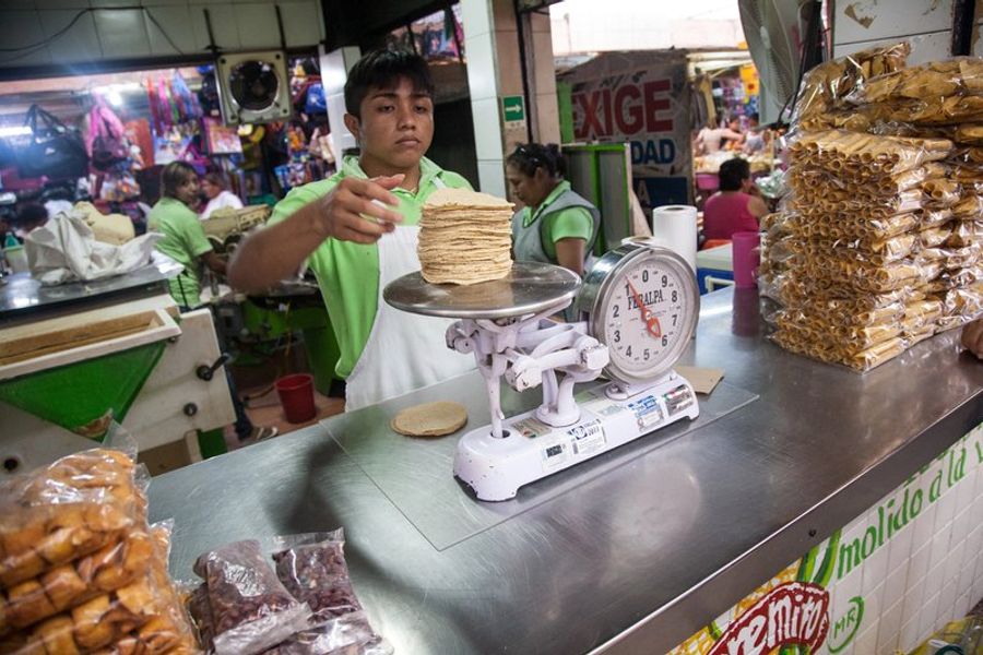Marchand de tortillas au marché Lucas de Gálvez à Mérida