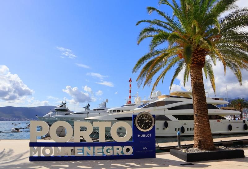 Porto Montenegro à Tivat avec yachts de luxe et palmiers au bord de l’Adriatique