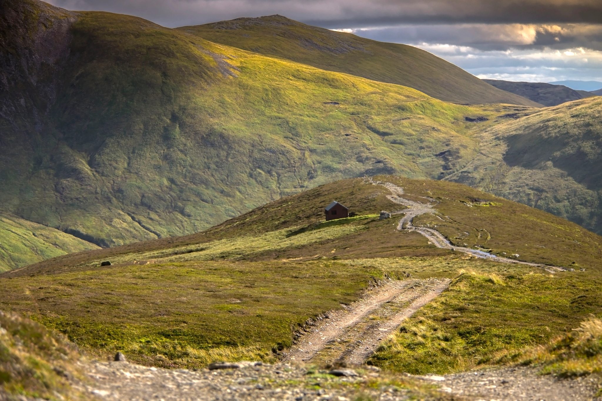 Sentier dans les collines des Cairngorms près de Braemar sous une lumière changeante
