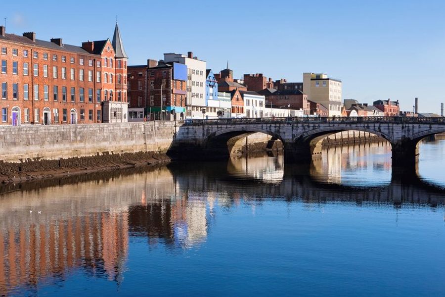 Rivière Lee traversant le centre-ville de Cork, avec des bâtiments historiques en arrière-plan.