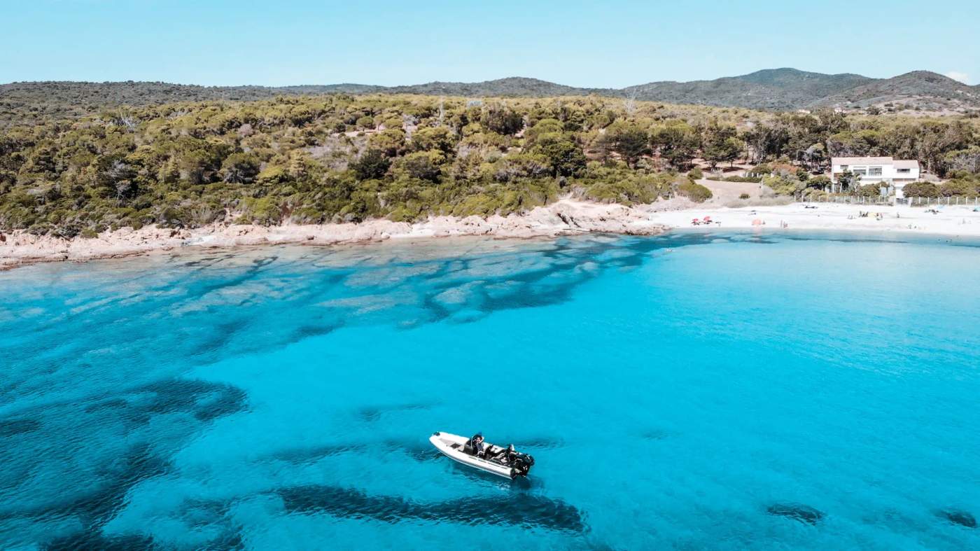 Vue aérienne d'un bateau dans l'eau en Corse