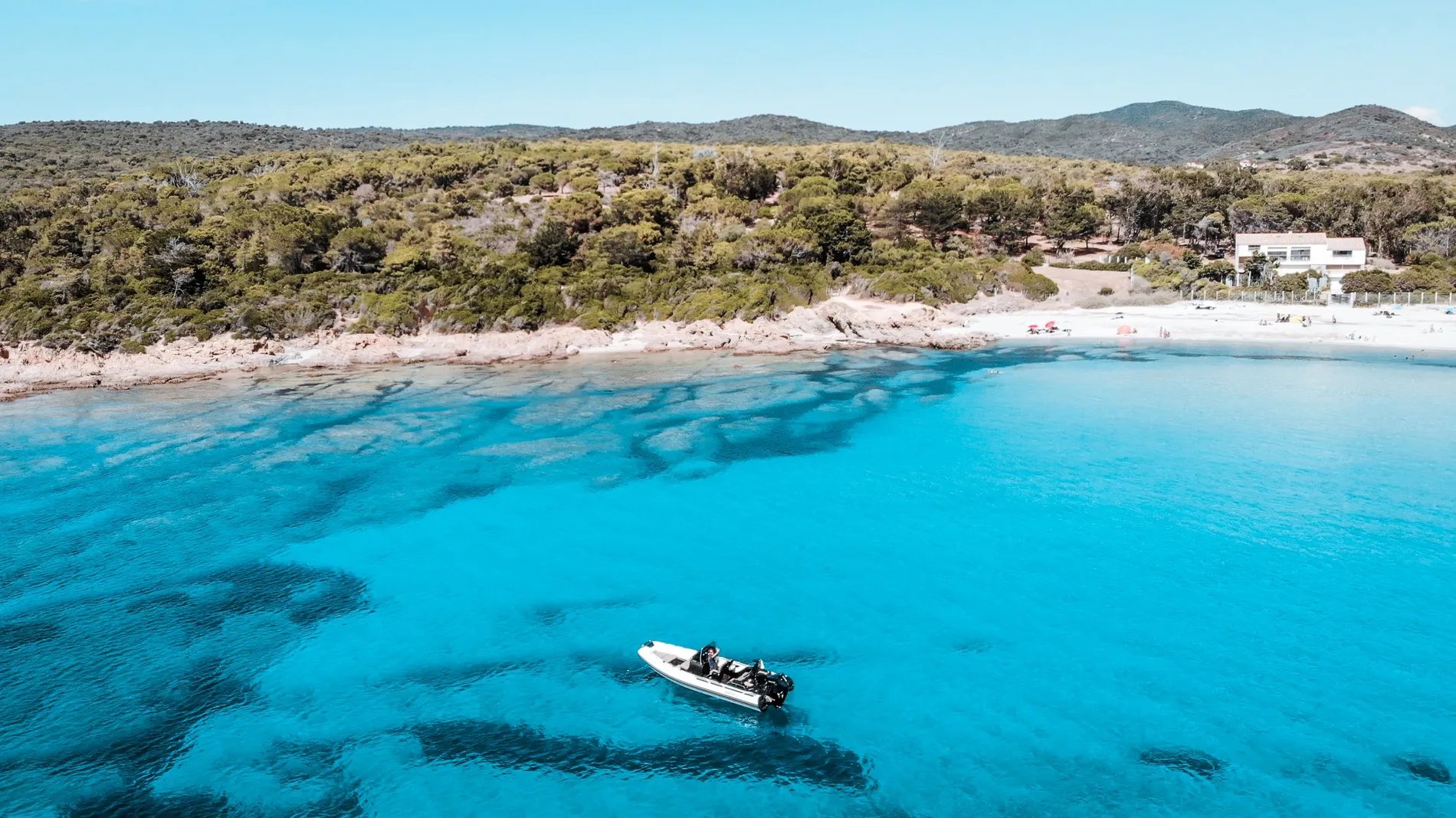 Vue aérienne d'un bateau dans l'eau en Corse