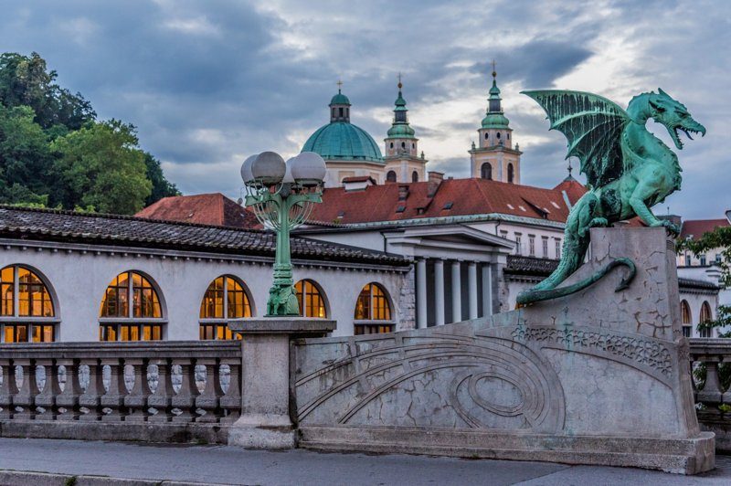 tatue de dragon sur le pont des Dragons à Ljubljana symbole de la ville