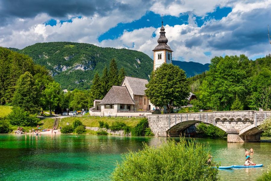 Lac de Bohinj en été avec l