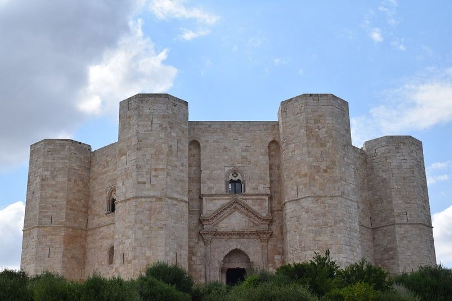 Castel del Monte, un château médiéval avec une structure octogonale unique, situé sur une colline.