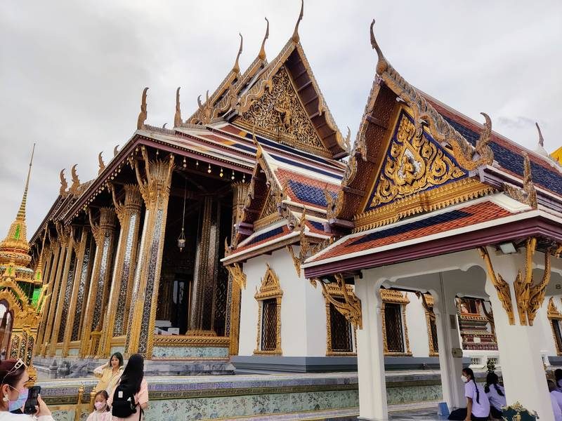 Vue du temple Wat Phra Kaew à Bangkok, Thaïlande, avec ses détails dorés et son architecture traditionnelle.
