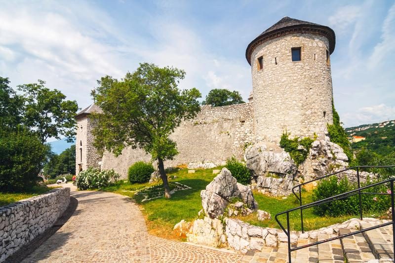 Château médiéval offrant une vue panoramique sur Rijeka et ses alentours.
