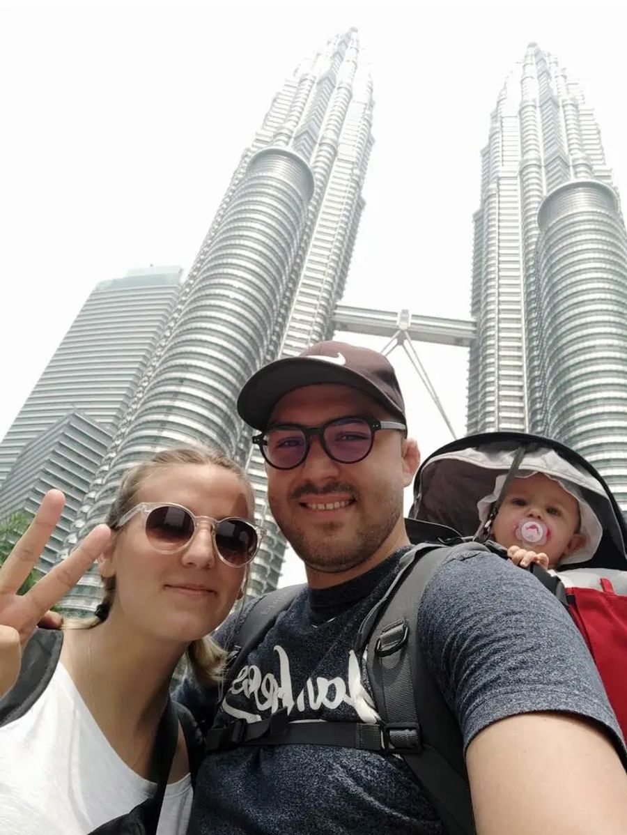 Anna, Maud et Cyril devant les tours jumelles Petronas