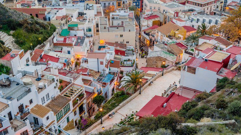 Vue aérienne du quartier de Santa Cruz à Alicante, avec ses maisons colorées.