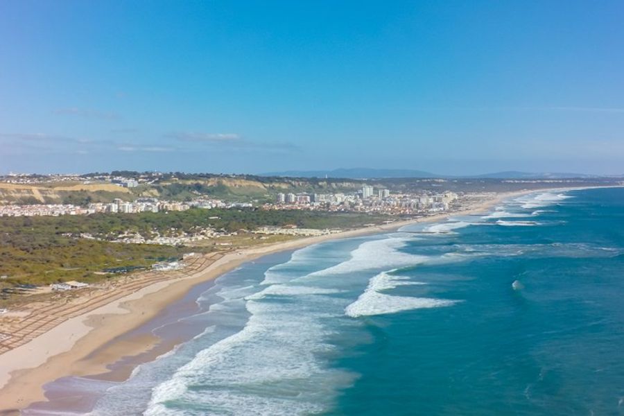 Vue aérienne de la plage de Costa da Caparica, Portugal.