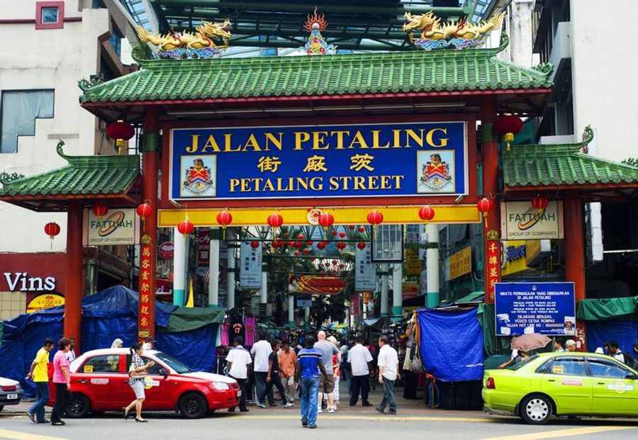 Entrée de Petaling Street à Kuala Lumpur, un marché animé bordé de lanternes rouges et d