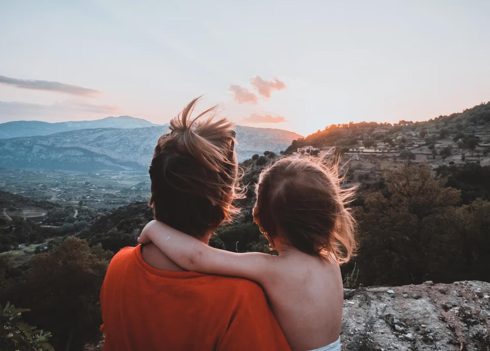 Maud et Anna observant les montagnes de Dorgali en Sardaigne