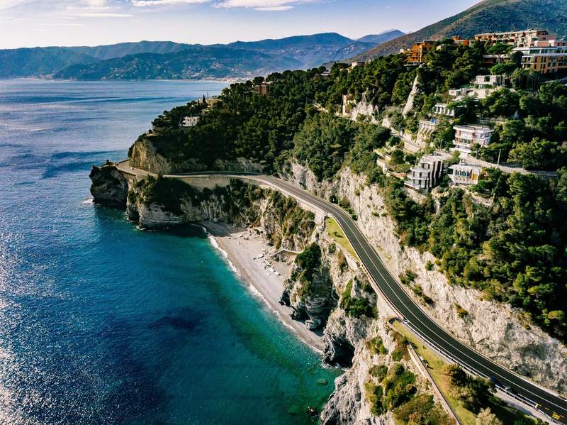 Redimensionne cette image en 1200px renomme là Eredi Genalt, c'est pour un article sur un road trip en Italie.