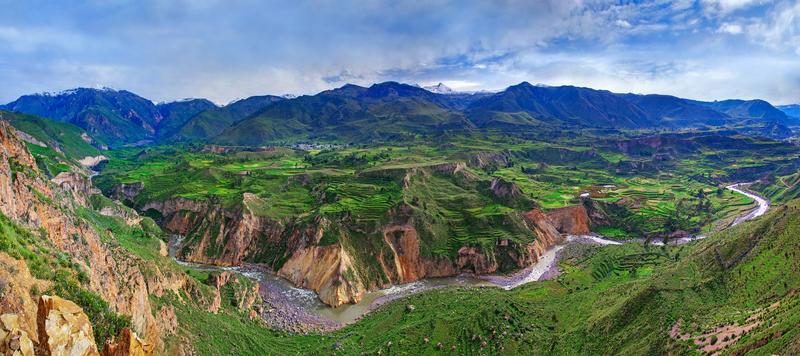 Panorama du canyon de Colca avec ses vallées verdoyantes et montagnes péruviennes