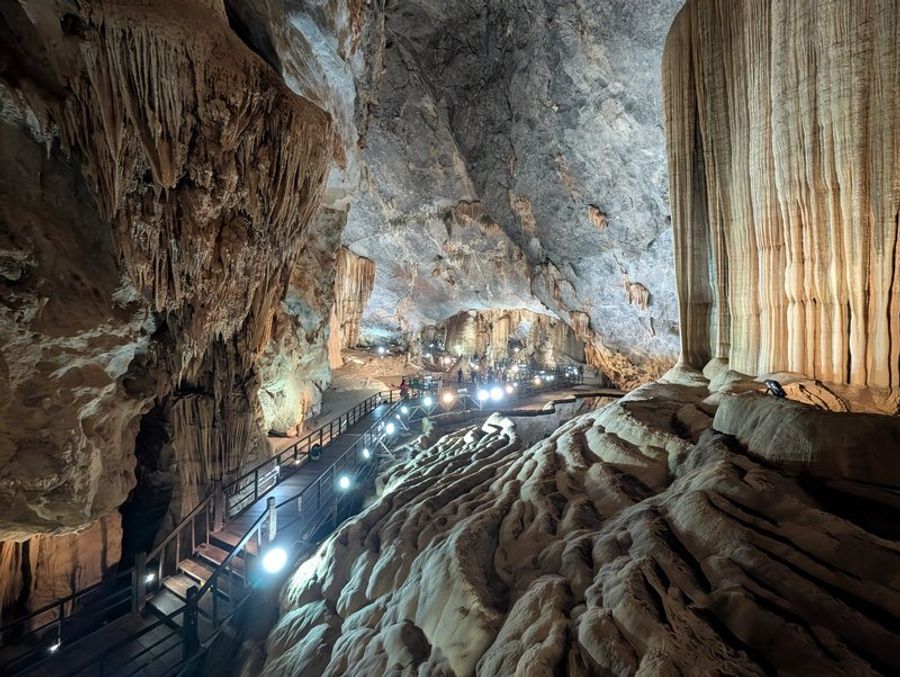 Intérieur de la grotte du Paradis avec ses formations rocheuses spectaculaires