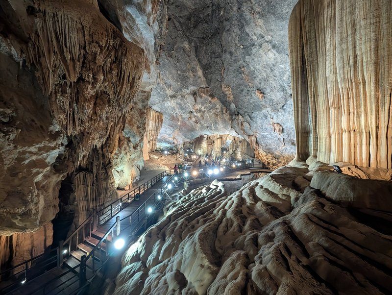 Intérieur de la grotte du Paradis avec ses formations rocheuses spectaculaires