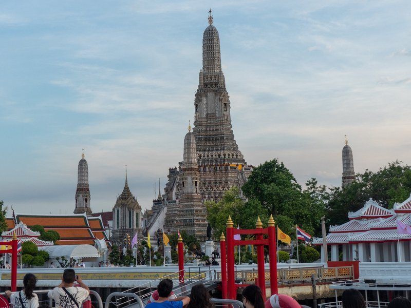 Temple Wat Arun à Bangkok, Thaïlande, avec ses tours majestueuses et ses détails architecturaux.