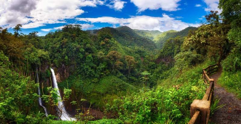 Une cascade dans la jungle au Costa Rica