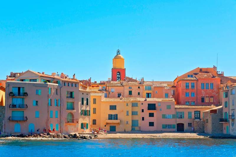 Maisons colorées du bord de mer avec le clocher jaune emblématique de Saint-Tropez