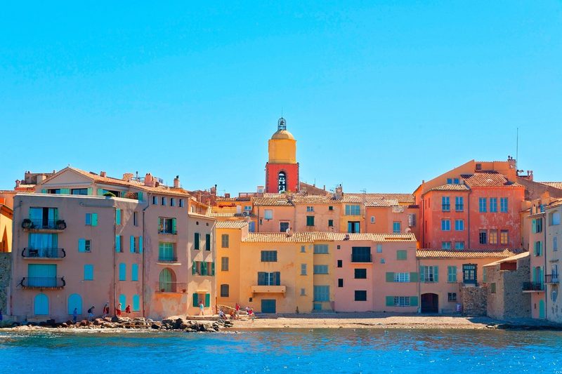 Maisons colorées du bord de mer avec le clocher jaune emblématique de Saint-Tropez