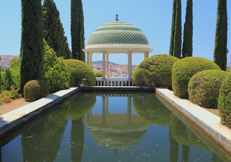 Jardins botaniques de la Concepción avec des plantes et un pavillon.