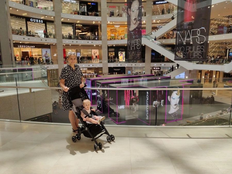 Maud et Anna au centre commercial Pavillon