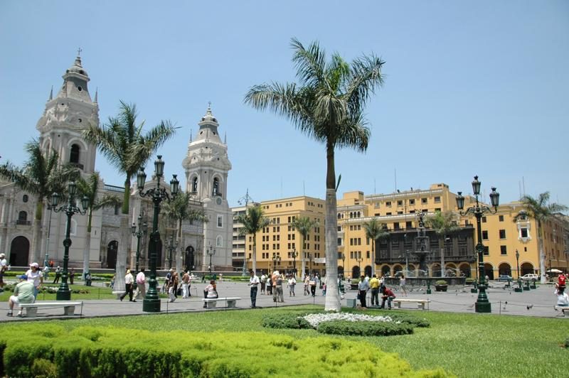 Place principale du centre historique de Lima avec cathédrale et bâtiments coloniaux.