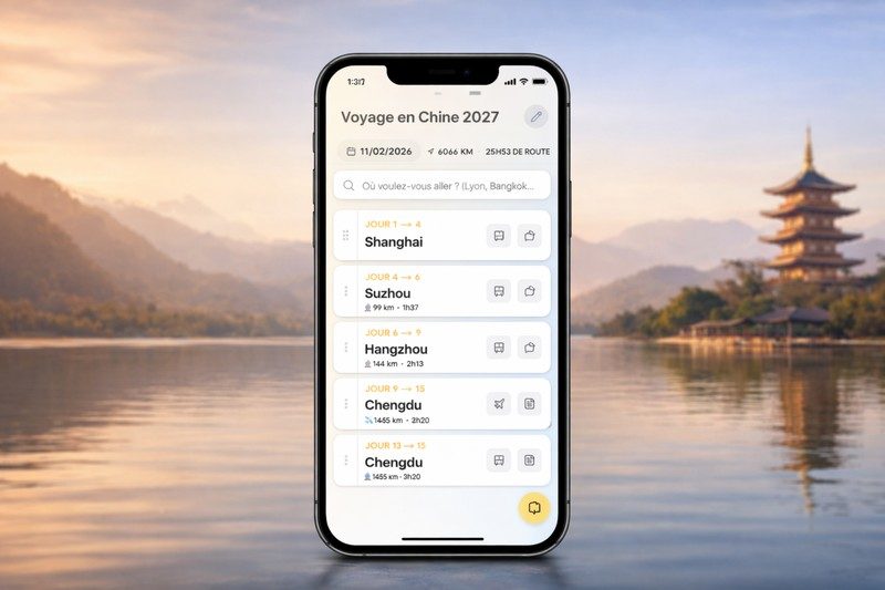 Mockup iPhone en mode portrait affichant le LBRT Planner avec itinéraire Voyage en Chine 2027 sur fond paysage asiatique au coucher de soleil
