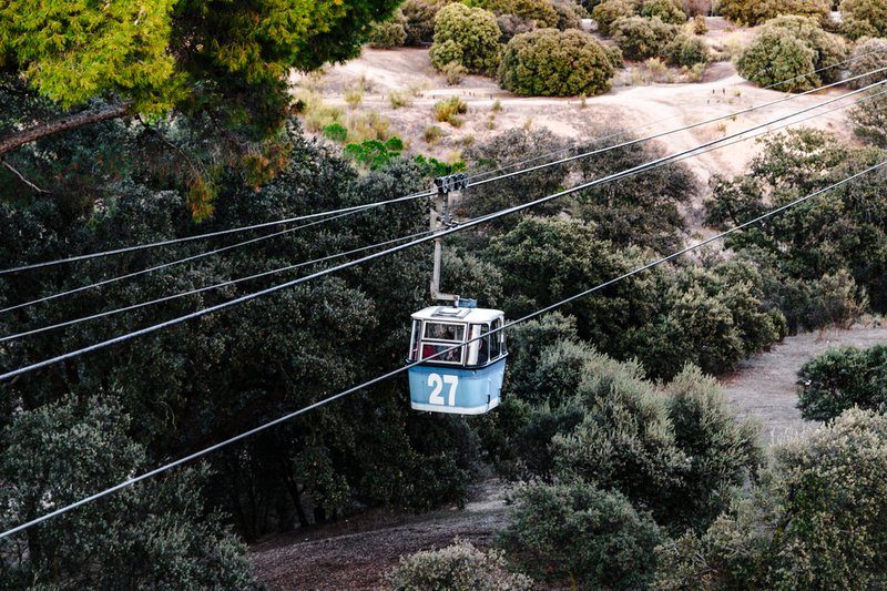 Télécabine survolant la végétation du parc de Casa de Campo.