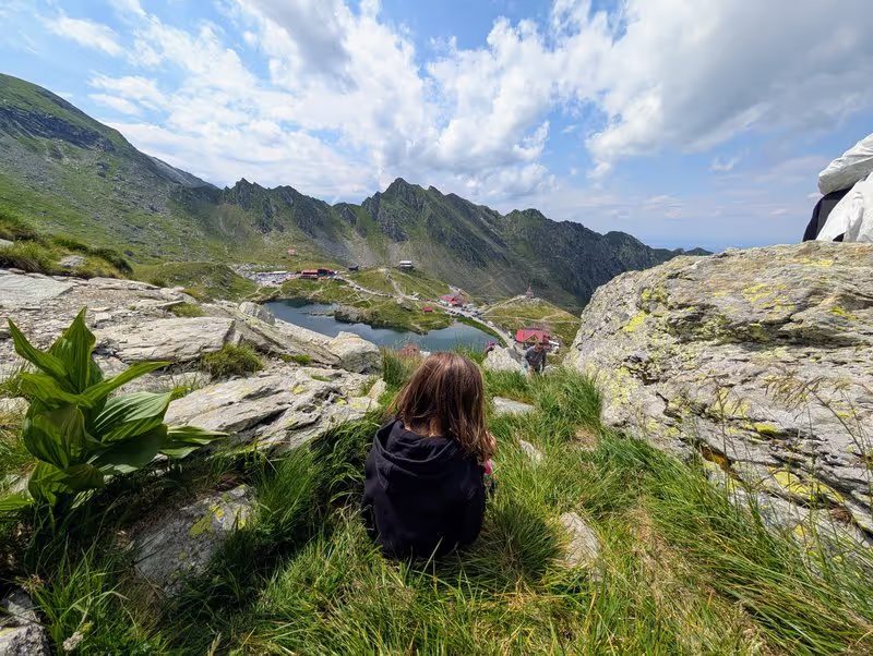Vue sur le lac Bâlea depuis le col Șaua Caprei avec Anna de dos