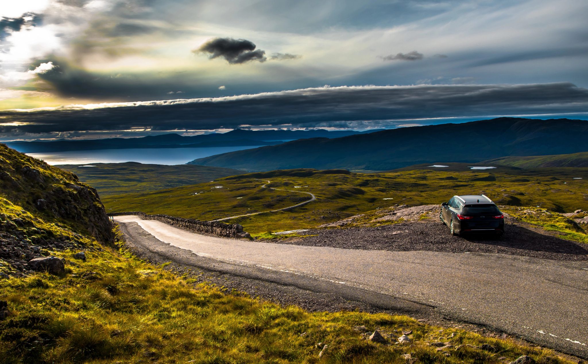 Voiture sur une route à voie unique de l’île de Skye, dans les Highlands écossais
