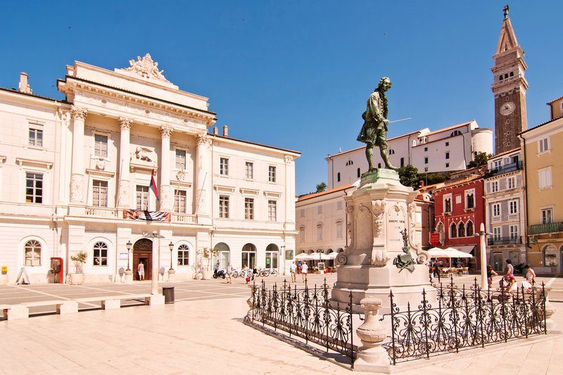Place Tartini à Piran en plein soleil avec la statue de Giuseppe Tartini, l