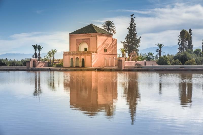 Pavillon reflété dans le bassin des Jardins de la Ménara