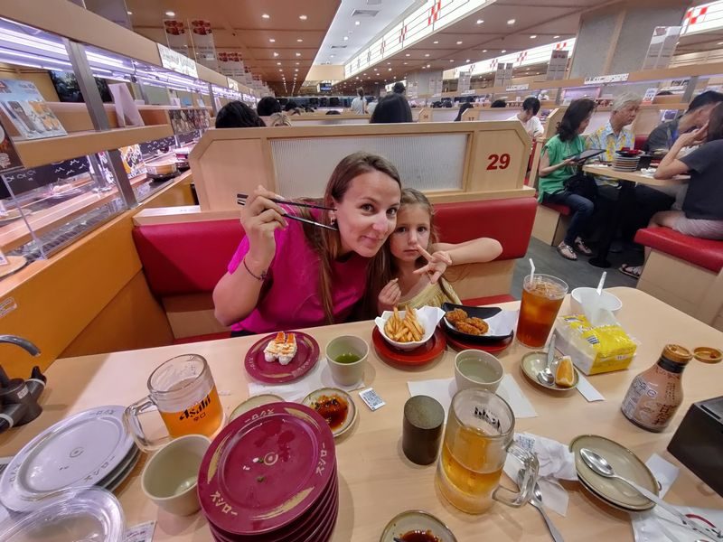 Maud et Anna dégustant des plats dans un restaurant Sushiro.