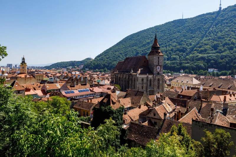 Vue panoramique sur Brașov avec l'Église Noire et le Mont Tâmpa en arrière-plan.
