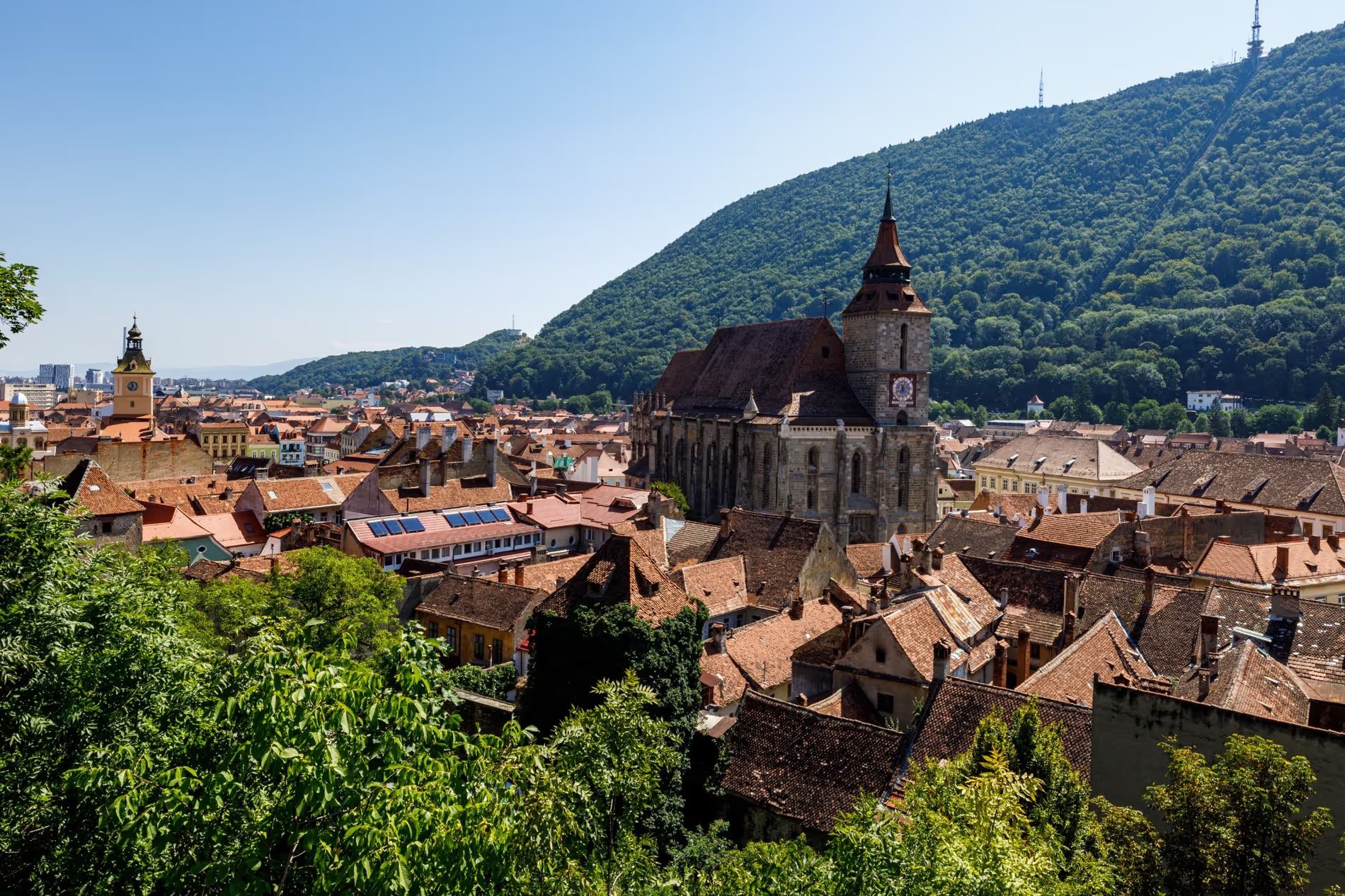 Vue panoramique sur Brașov avec l'Église Noire et le Mont Tâmpa en arrière-plan.