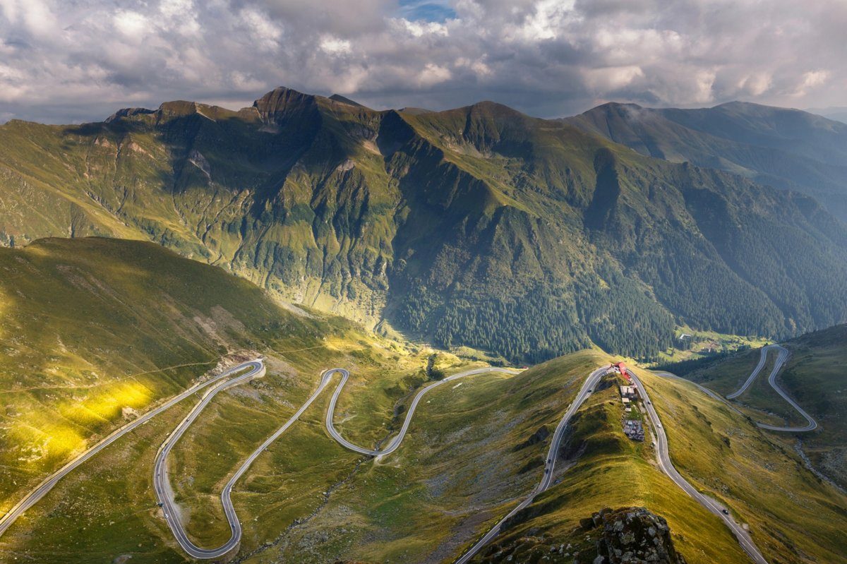 Vue aérienne de la route Transfagarasan serpentant à travers les montagnes des Carpates en Roumanie.