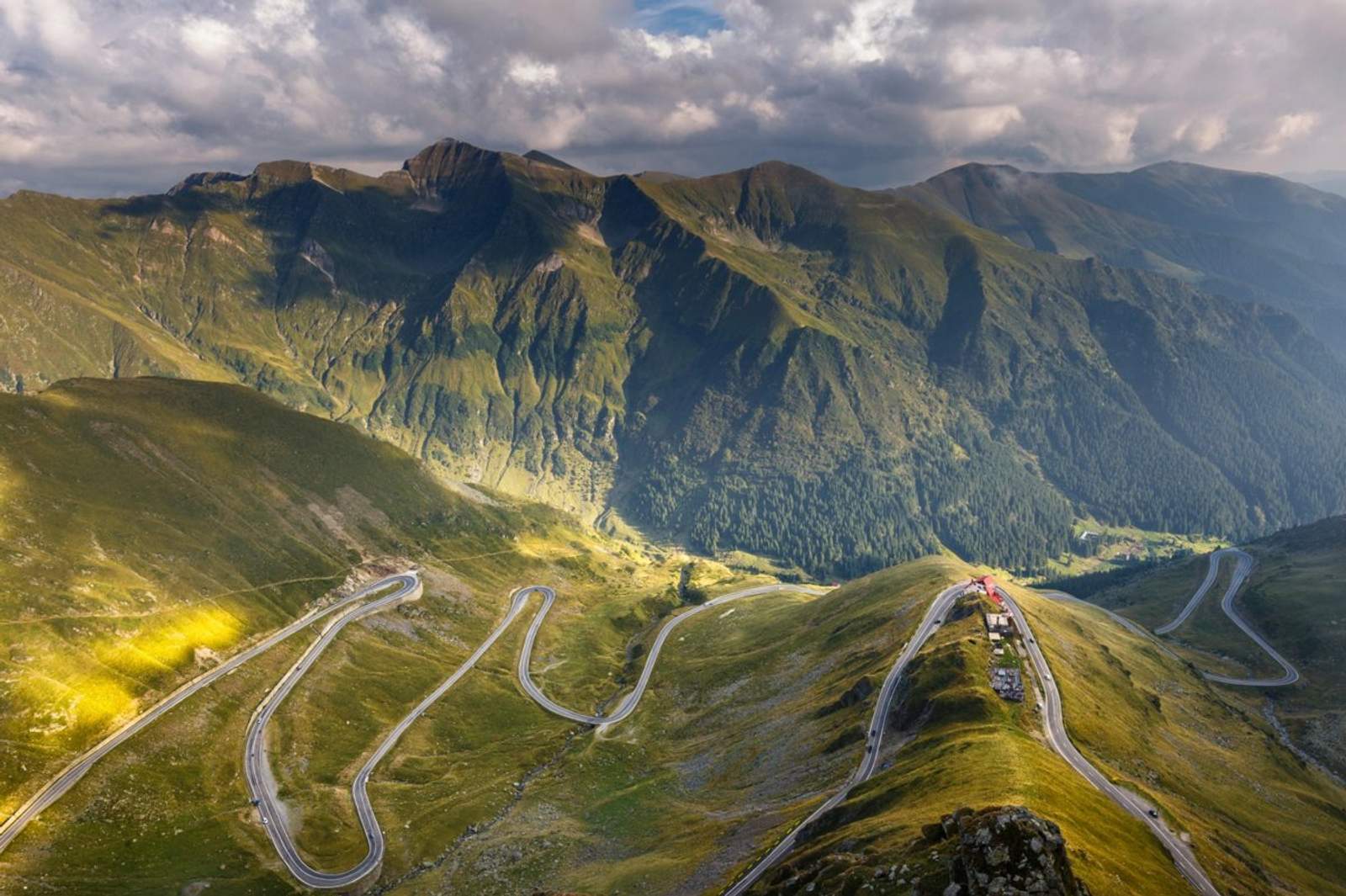 Vue aérienne de la route Transfagarasan serpentant à travers les montagnes des Carpates en Roumanie.