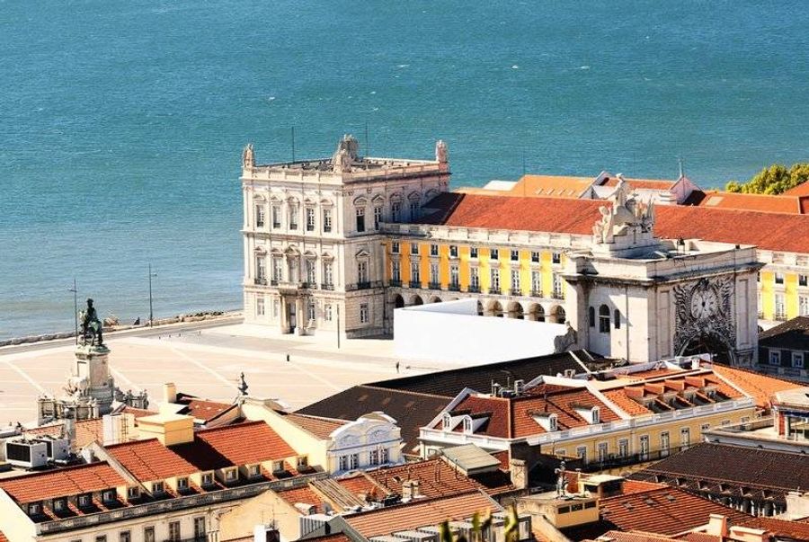 Vue aérienne du quartier de Baixa avec la Place du Commerce et le fleuve Tage à Lisbonne, Portugal.