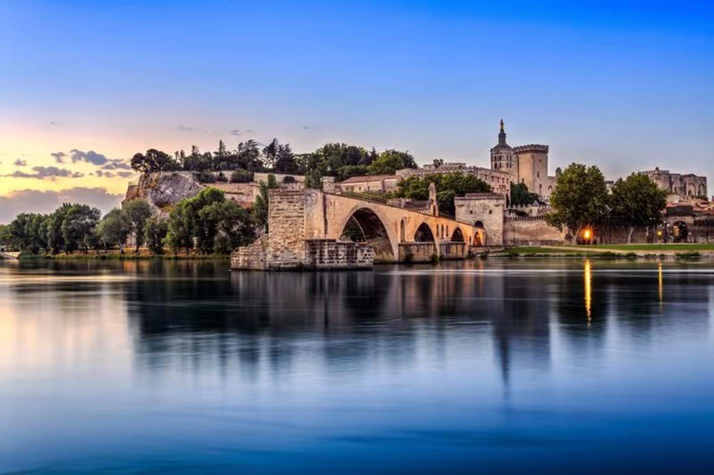 Avignon · le Palais des Papes depuis la place