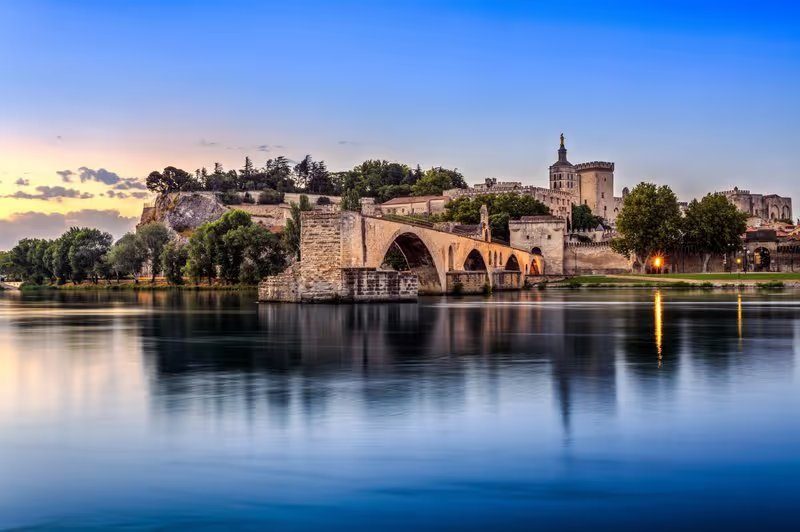 Avignon · le Palais des Papes depuis la place