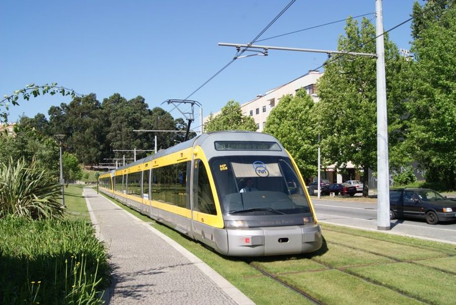 Un train du métro de Porto en pleine journée, reliant facilement le centre-ville aux plages environnantes.
