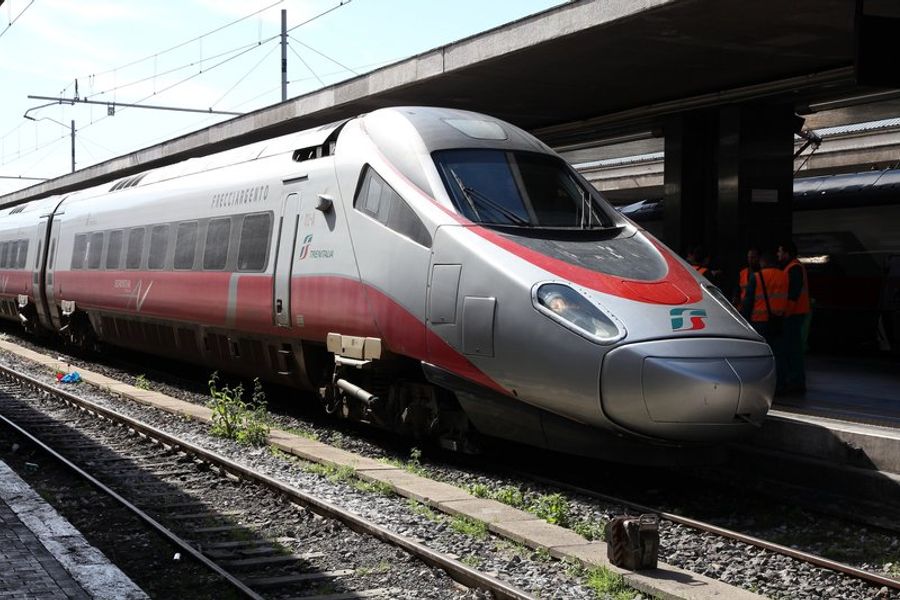 Le Frecciargento de Trenitalia en gare, train à grande vitesse argent et rouge caractéristique de l