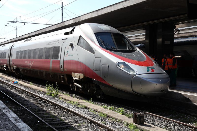 Le Frecciargento de Trenitalia en gare, train à grande vitesse argent et rouge caractéristique de l