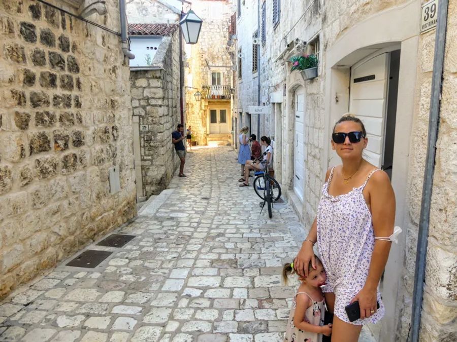 Dans les ruelles de la vieille ville de hvar